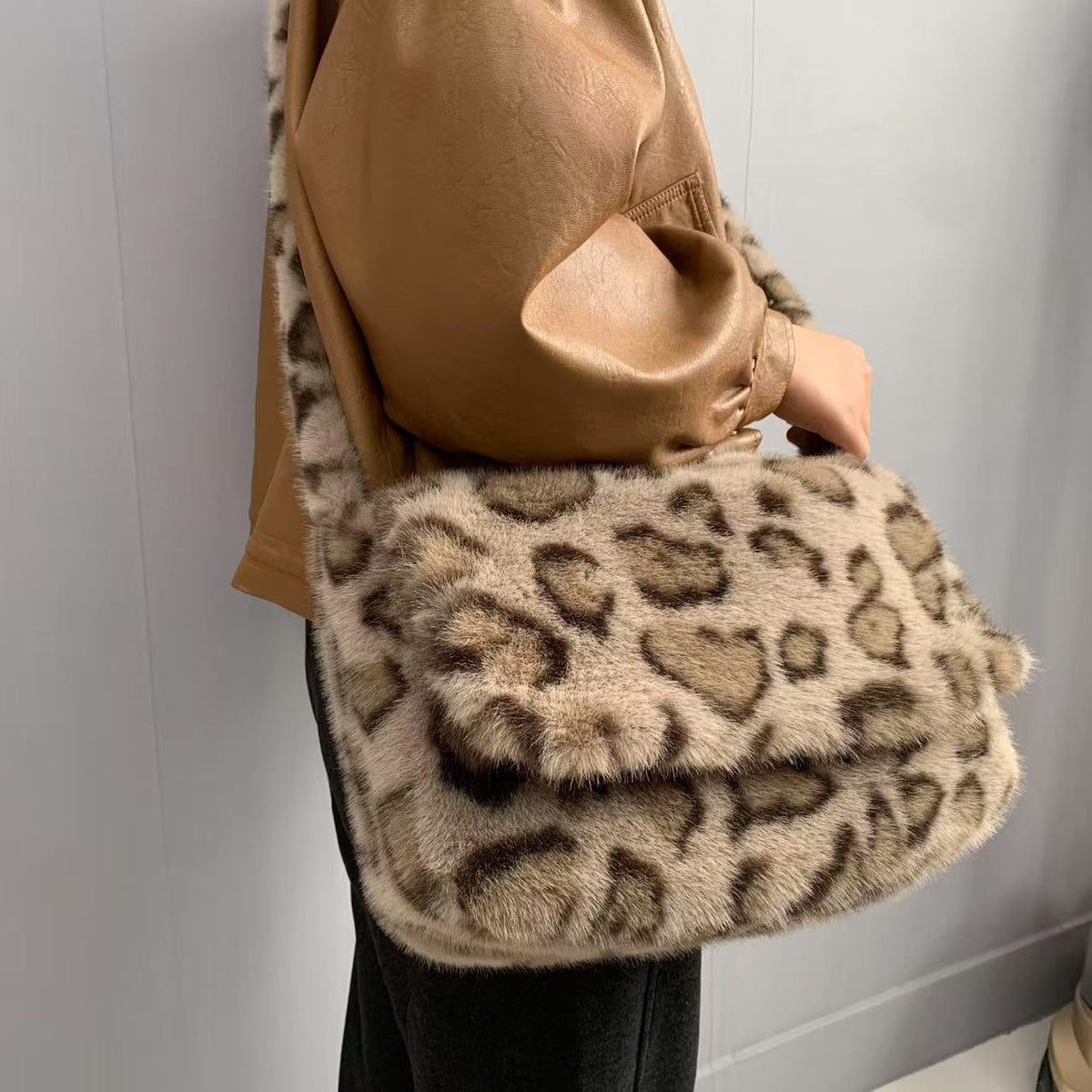 New Leopard Print Plush Crossbody Bag Women's Leopard Print Women Gym From House Light coffee leopard print