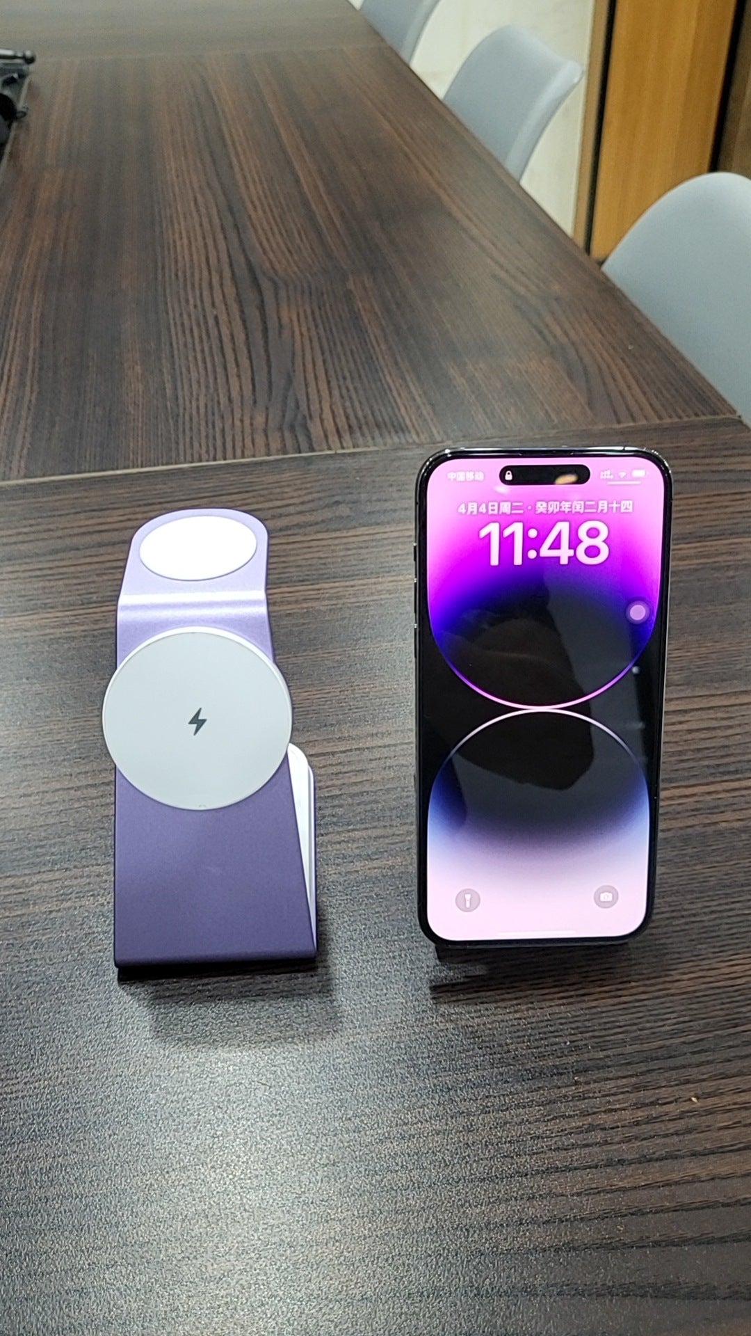 Three-in-one Magnetic Wireless Charger Gadgets Gym From House Purple